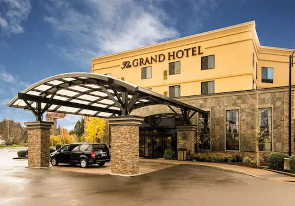 Grand Hotel at Bridgeport — hotel in Tigard, Oregon
