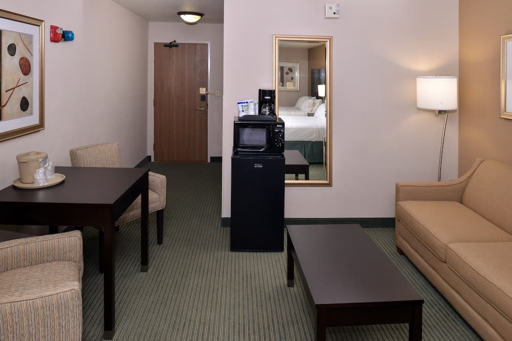 Holiday Inn Express & Suites New Berlin by IHG property views in New Berlin, WI — gallery photo 3