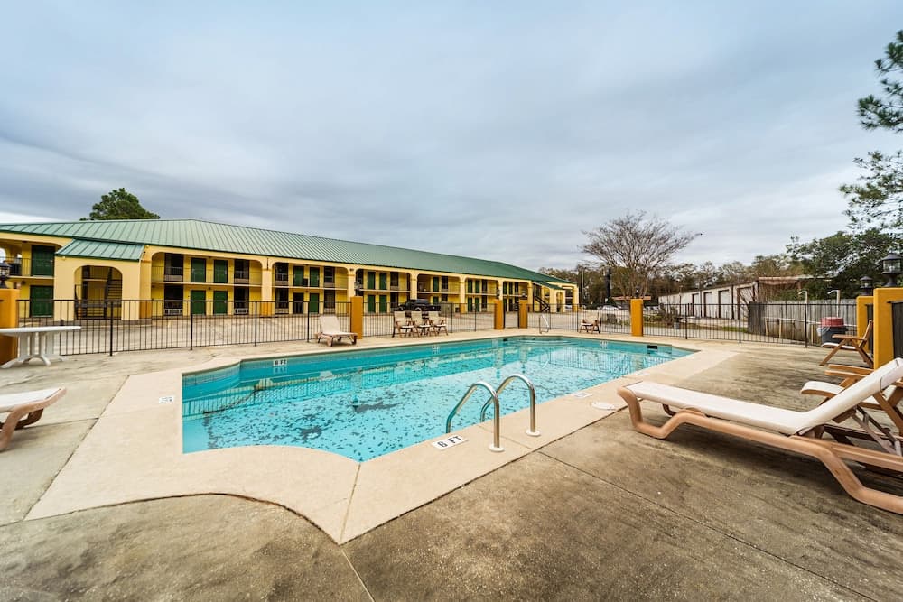 Days Inn by Wyndham Atmore interior in Atmore, AL — gallery photo 2