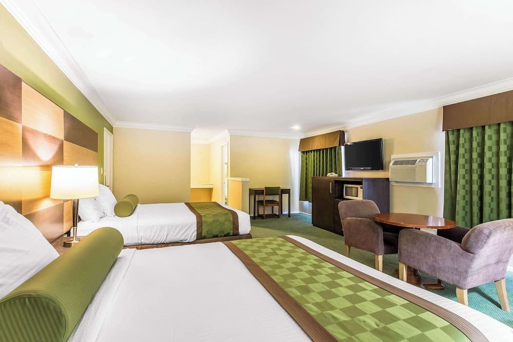 Rodeway Inn & Suites Canyon Lake-Menifee West gallery photo in Menifee, CA — image 4