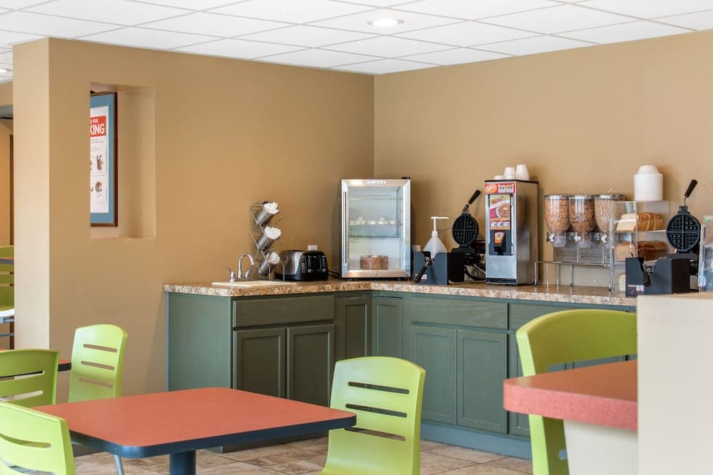 Econo Lodge Inn And Suites gallery photo in Binghamton, NY — image 12