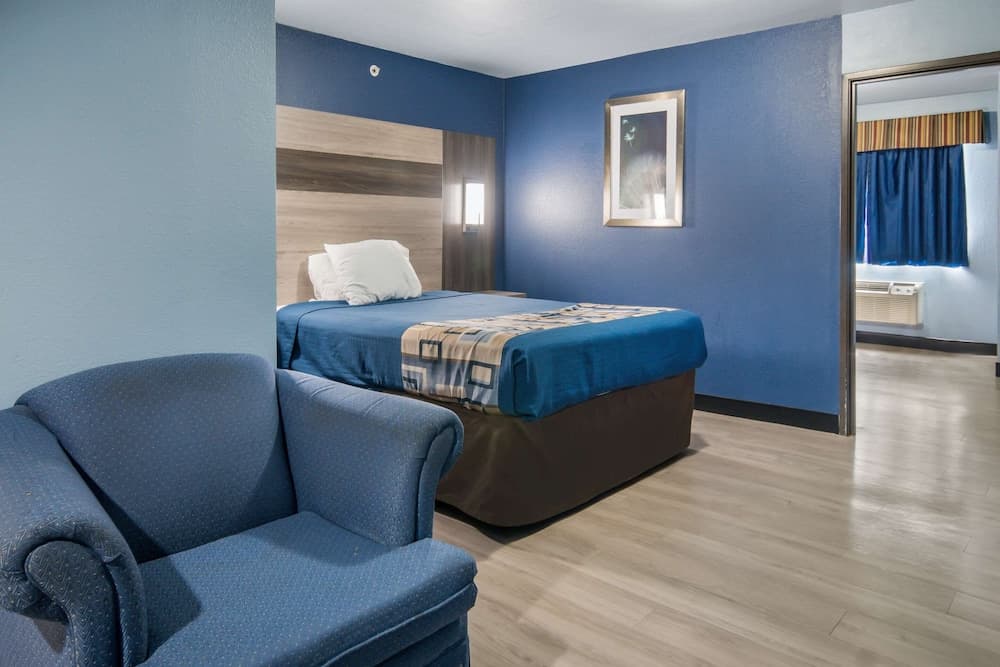 Rodeway Inn Carrollton I-35E gallery photo in Carrollton, TX — image 4