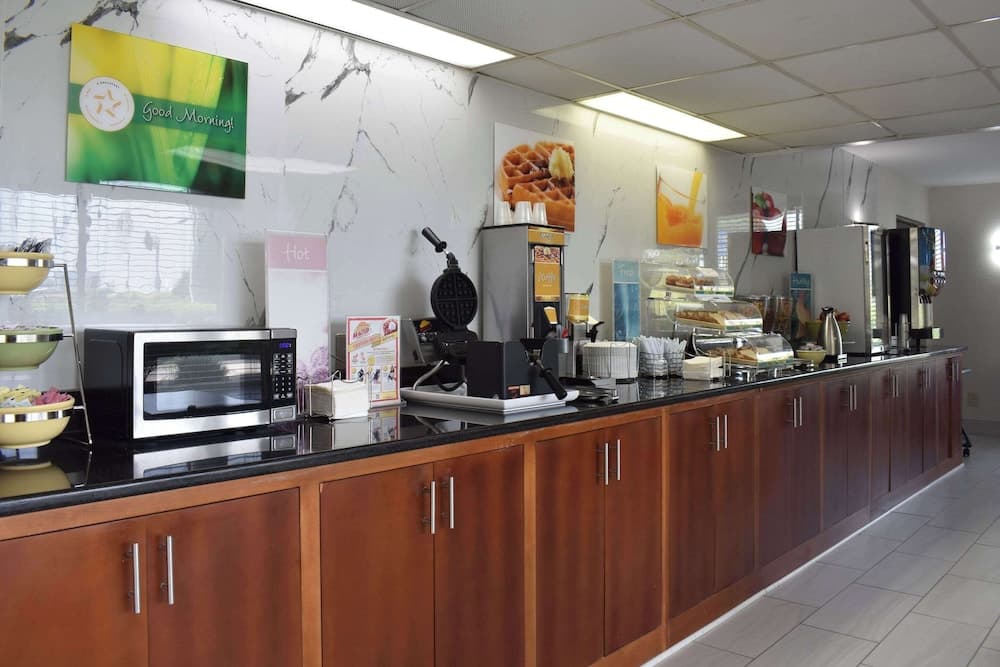 Quality Inn Manning I-95 interior in Manning, SC — gallery photo 2