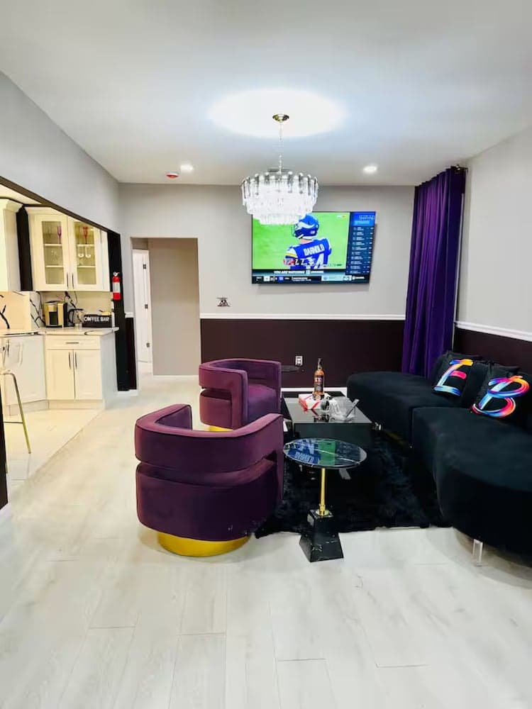DT Newark Stay near Prudential Center interior in Newark, NJ — gallery photo 2
