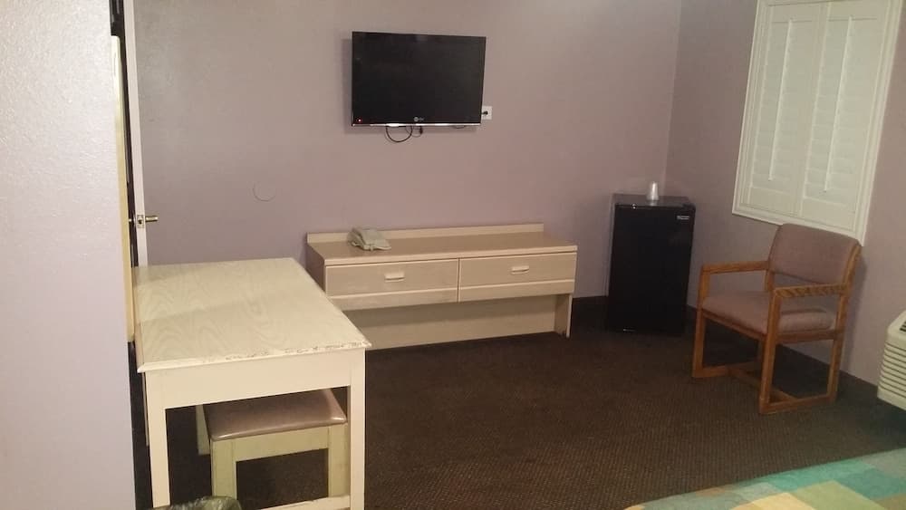 Hollywood Stars Inn - In Los Angeles (Hollywood) property views in Los Angeles, CA — gallery photo 3