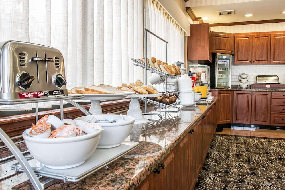 Comfort Suites Canton - Detroit gallery photo in Canton — image 9