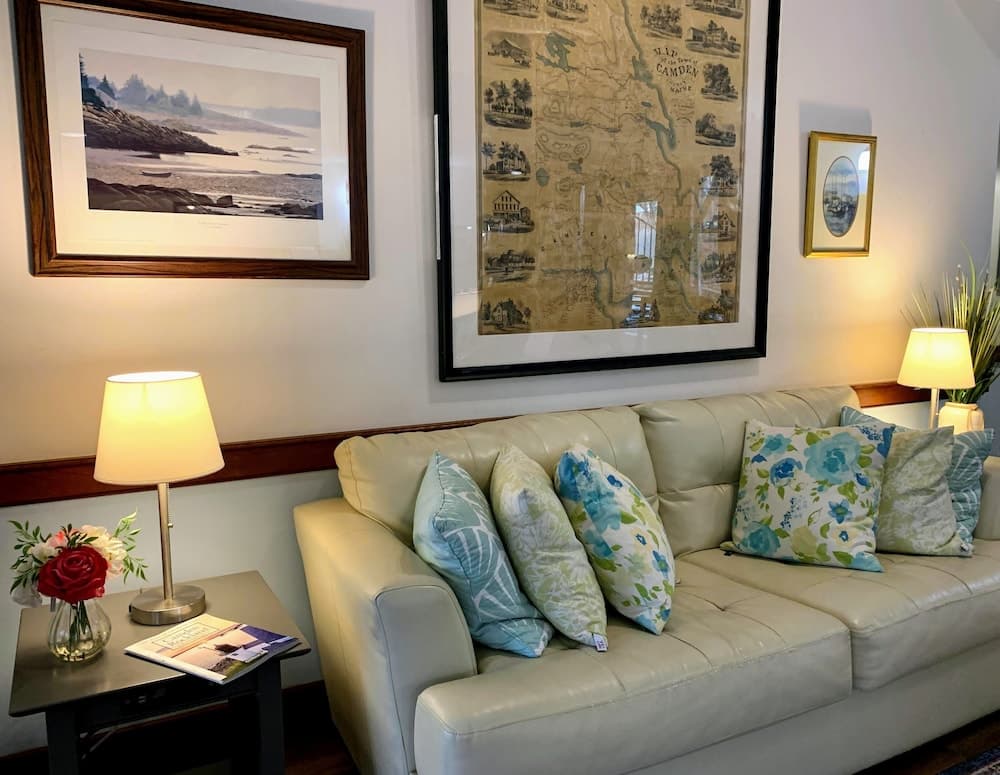 Camden Riverhouse Hotel interior in Camden — gallery photo 2
