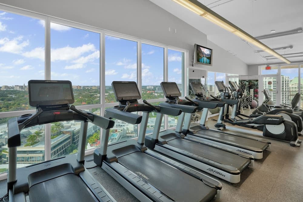 Amazing SEA VIEW Studio interior in Miami, FL — gallery photo 2