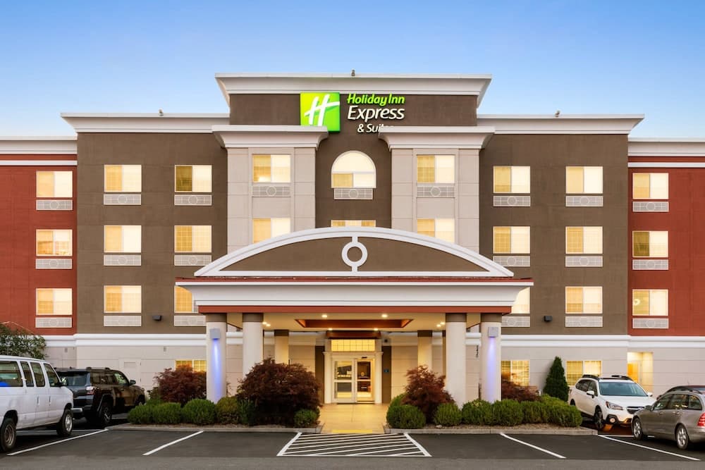 Holiday Inn Express & Suites Klamath Falls Central by IHG featured exterior or lobby in Klamath Falls, OR — similar hotel