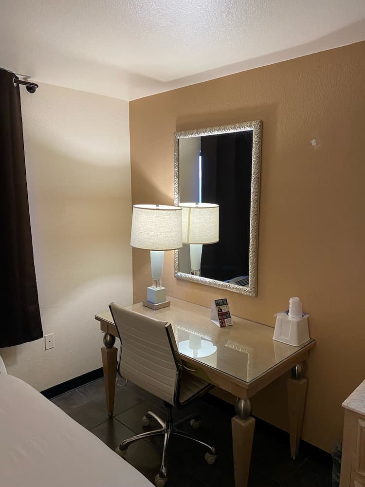 Hotel Jefe at Ojos Locos gallery photo in North Las Vegas, NV — image 38