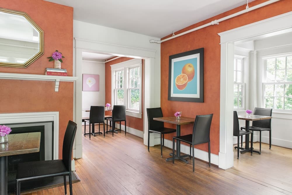 Oakhurst Inn at the University interior in Charlottesville, VA — gallery photo 2