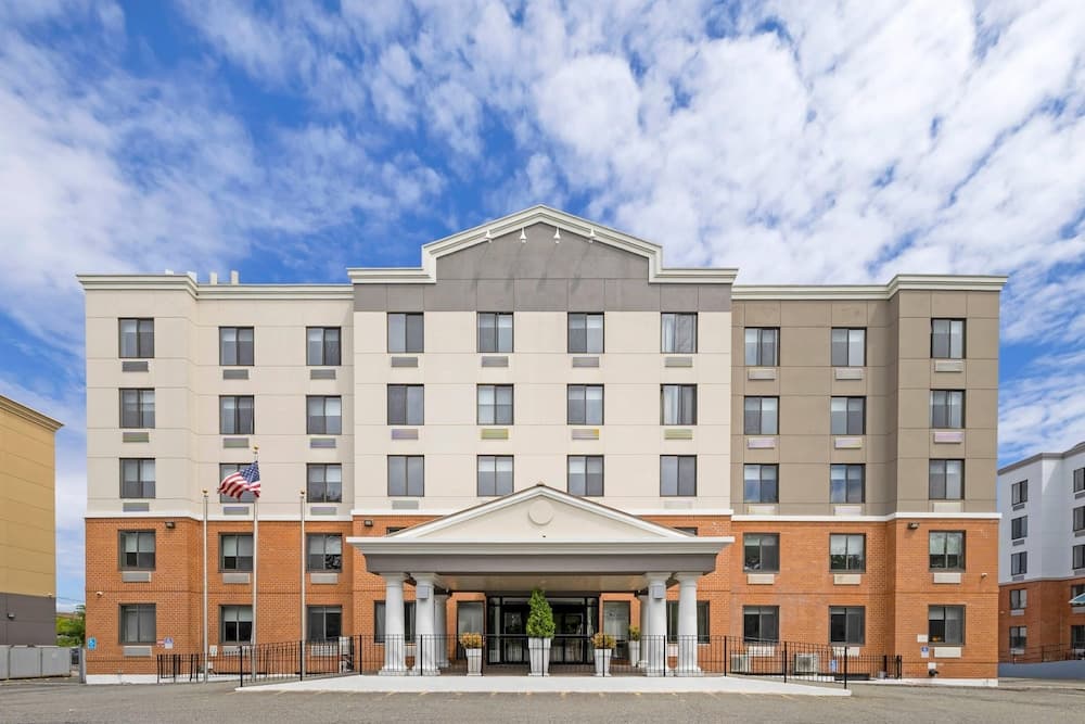 Country Inn & Suites by Radisson, Staten Island interior in Staten Island, NY — gallery photo 2