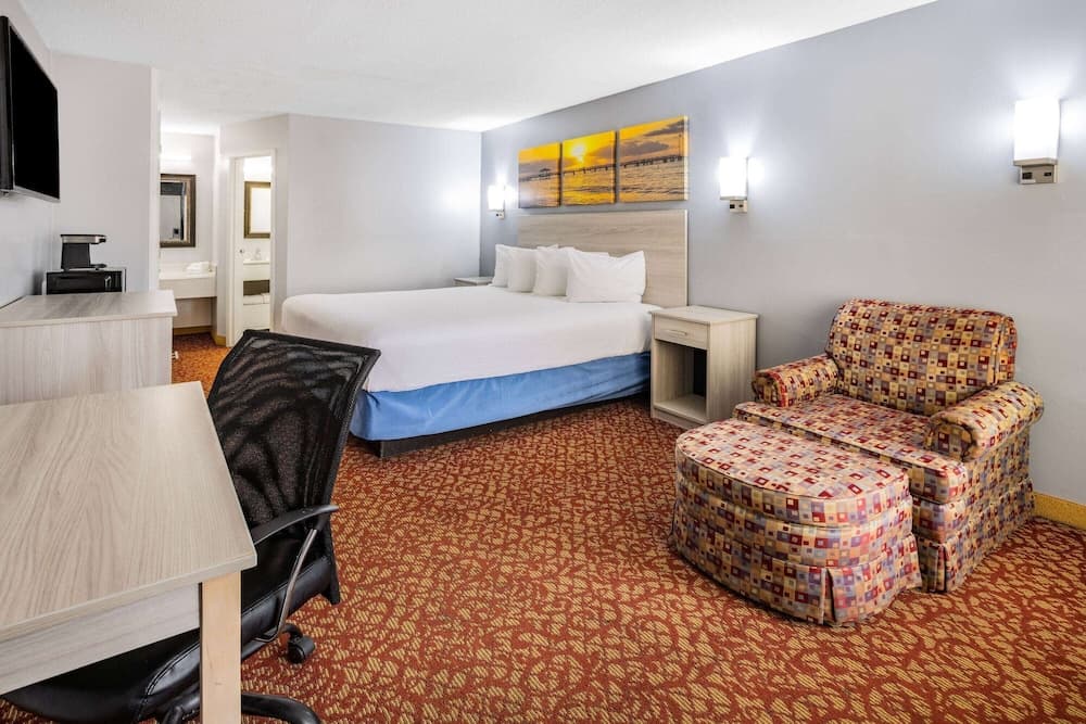 Days Inn & Suites by Wyndham Williamsburg Colonial property views in Williamsburg, VA — gallery photo 3