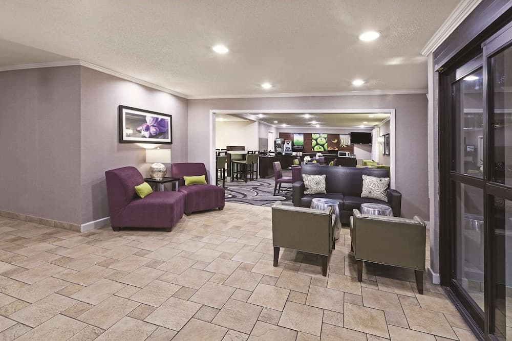 La Quinta Inn & Suites by Wyndham N Little Rock-McCain Mall interior in North Little Rock, AR — gallery photo 2