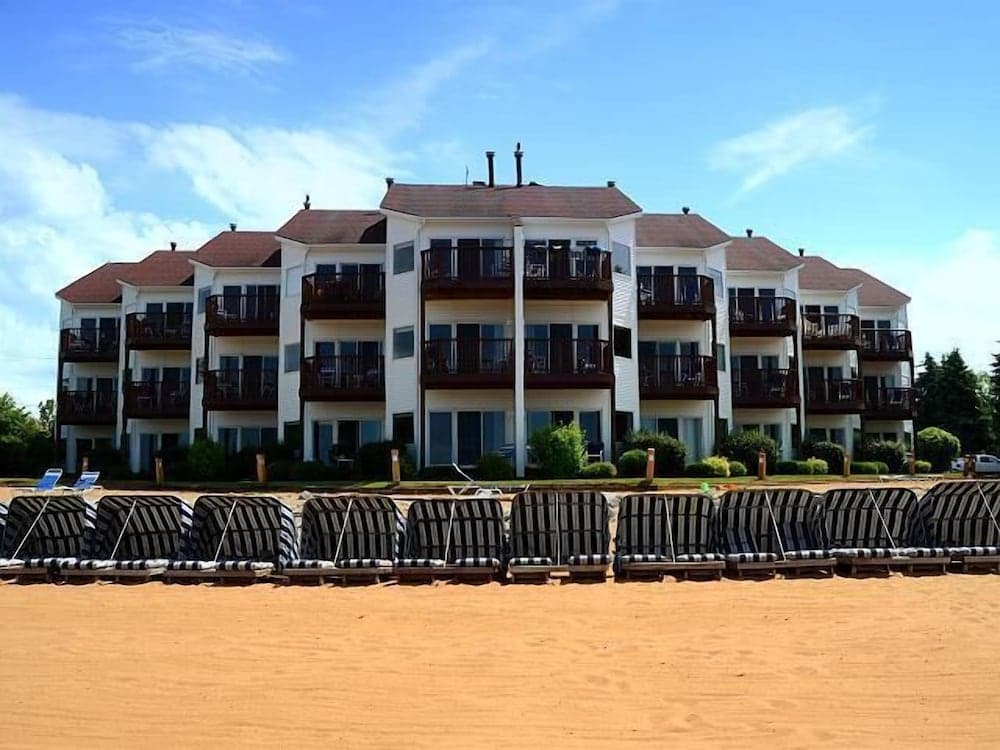 Beach Condominium Hotel — hotel in Traverse City, Michigan