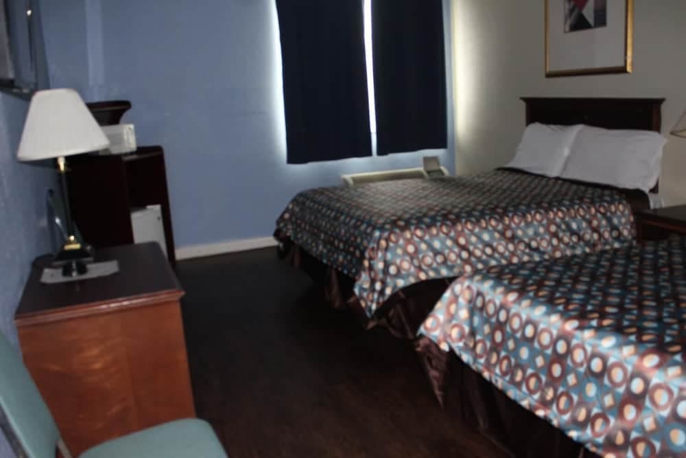 Arrowhead Inn interior in Kansas City, MO — gallery photo 2