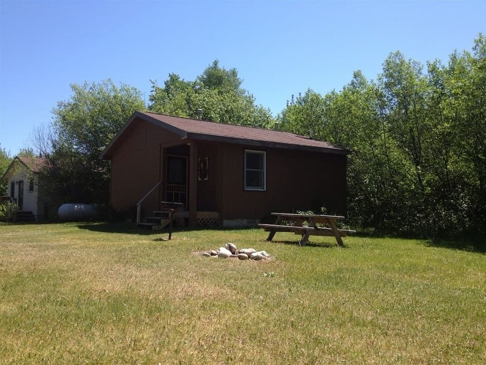 Hilltop Cabins and Motel featured exterior or lobby in Grand Marais, MI — similar hotel