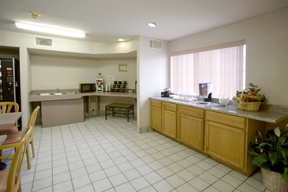 Americas Best Value Inn Addison Dallas property views in Addison, TX — gallery photo 3