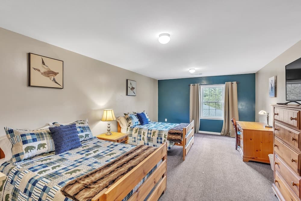 Green Goose Lodge - Studio Apt Sleeps 4 Condo — hotel in Waterford, Wisconsin