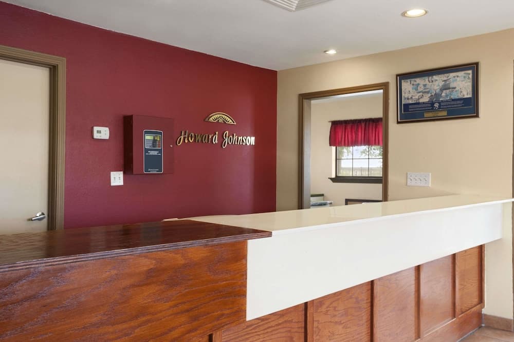 Howard Johnson by Wyndham Grand Prairie Near Lone Star Park interior in Grand Prairie, TX — gallery photo 2