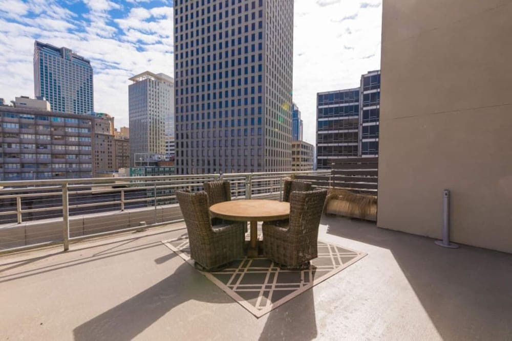 Spacious 4BR Condo in New Orleans property views in New Orleans, LA — gallery photo 3