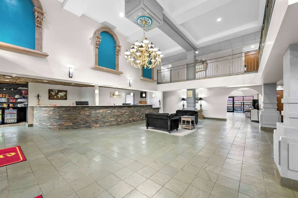 Clarion Inn Branson interior in Branson, MO — gallery photo 2