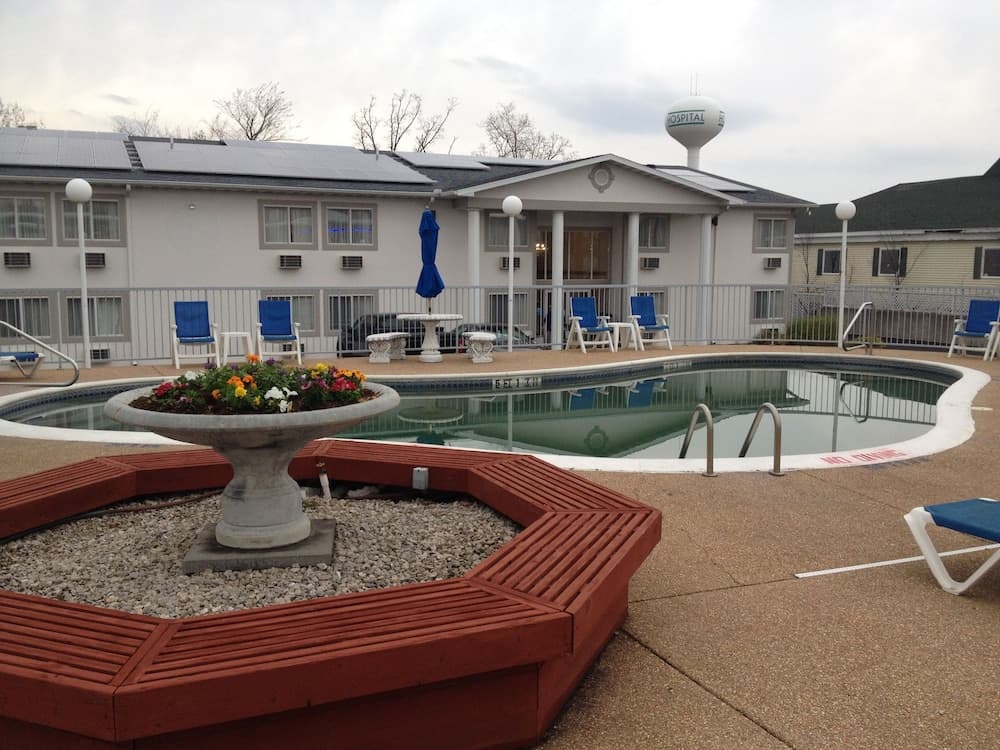 Baymont by Wyndham Osage Beach interior in Osage Beach, MO — gallery photo 2