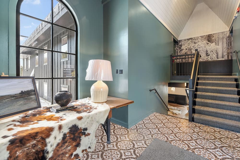 Inn At Mount Snow interior in West Dover — gallery photo 2