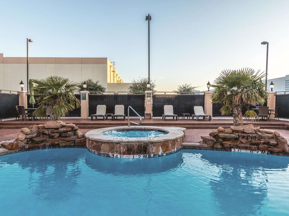 La Quinta Inn & Suites by Wyndham Dallas Grand Prairie South gallery photo in Grand Prairie, TX — image 8