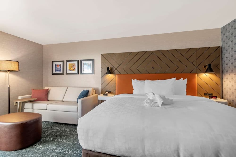 Clarion Inn Nashua interior in Nashua, NH — gallery photo 2