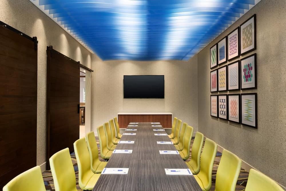 Holiday Inn Express & Suites Detroit Dearborn by IHG gallery photo in Dearborn, MI — image 55