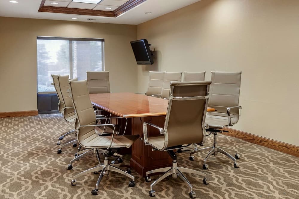 Comfort Suites Oshkosh West interior in Oshkosh, WI — gallery photo 2