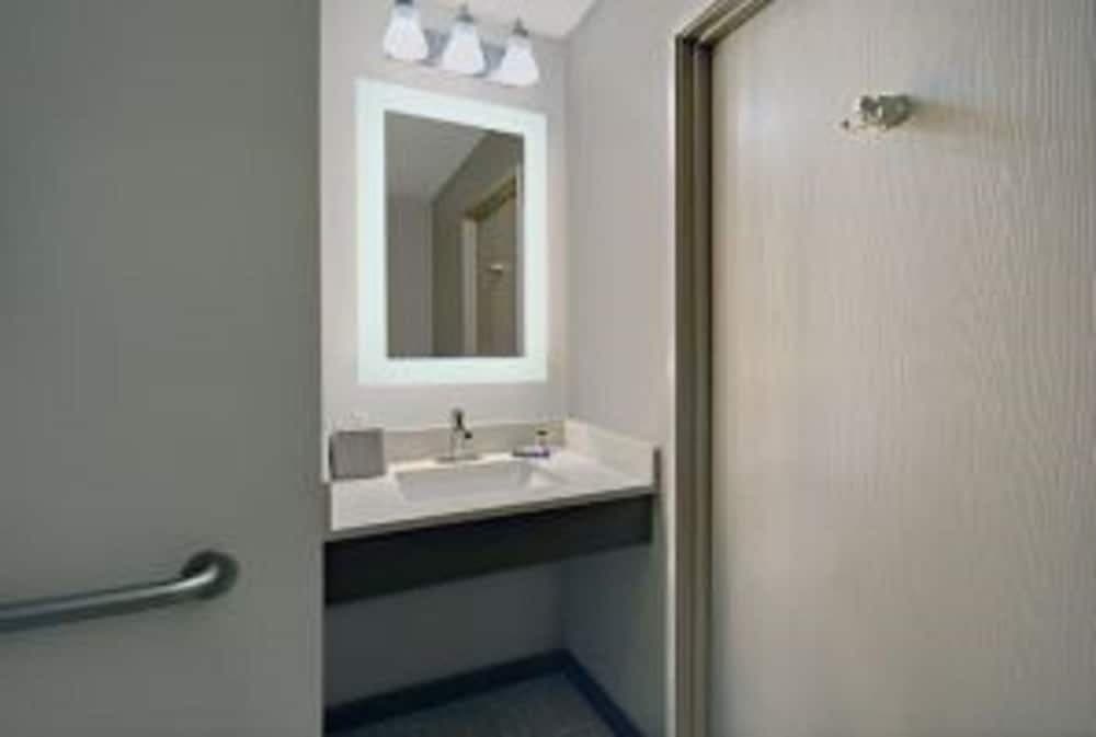 Holiday Inn Express & Suites Detroit Dearborn by IHG gallery photo in Dearborn, MI — image 25