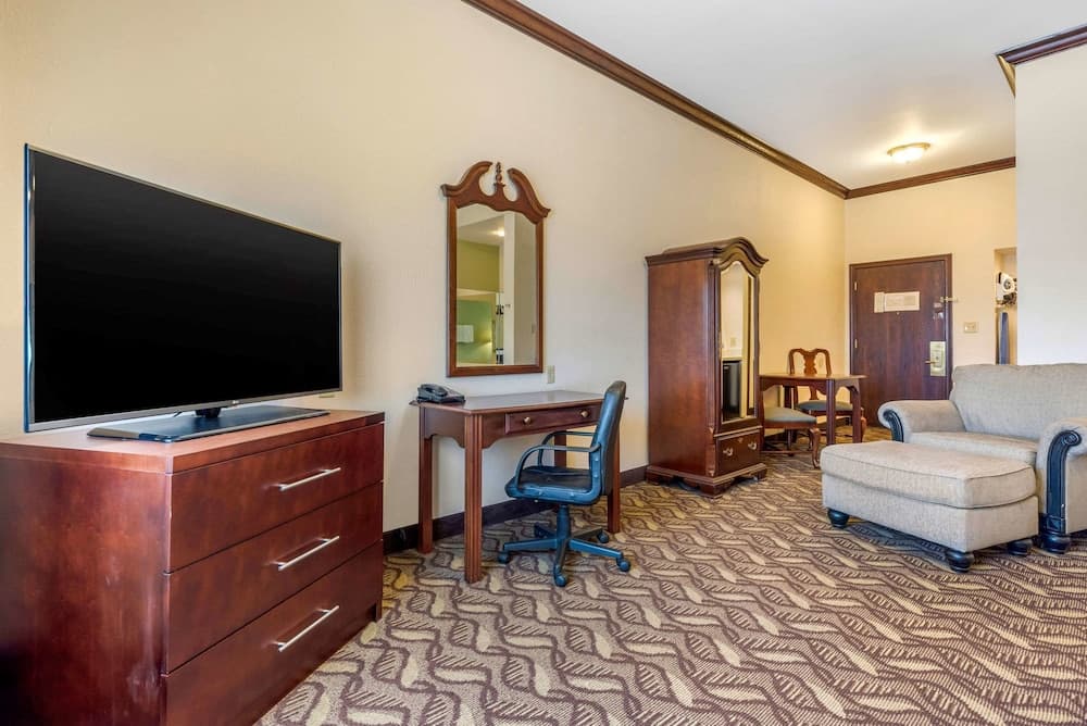 Quality Inn & Suites Zanesville City Center property views in Zanesville, OH — gallery photo 3