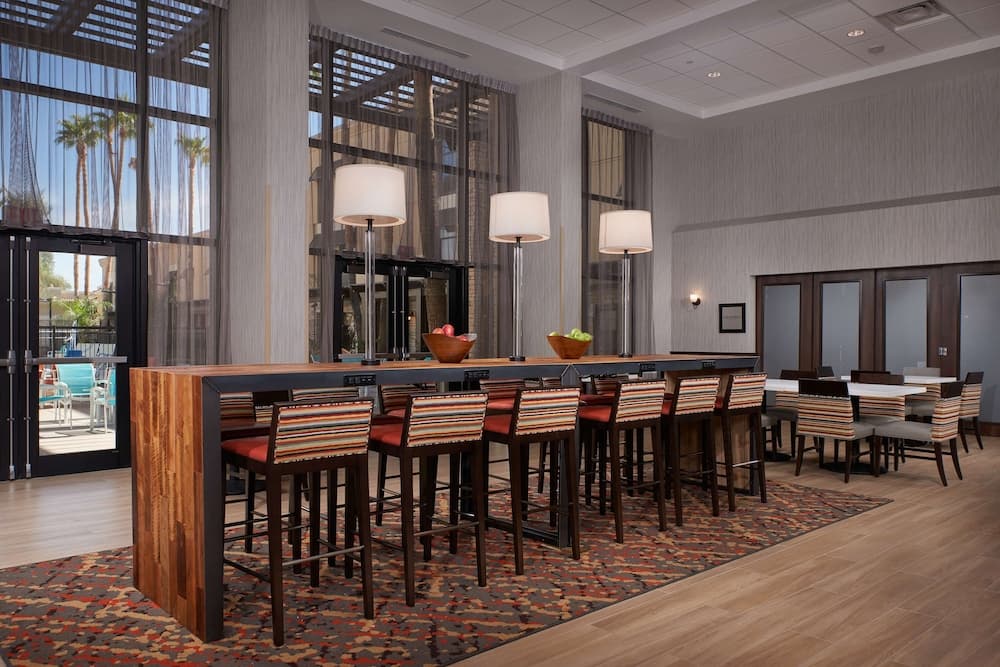 Hampton Inn & Suites Phoenix/Scottsdale on Shea Boulevard interior in Scottsdale, AZ — gallery photo 2