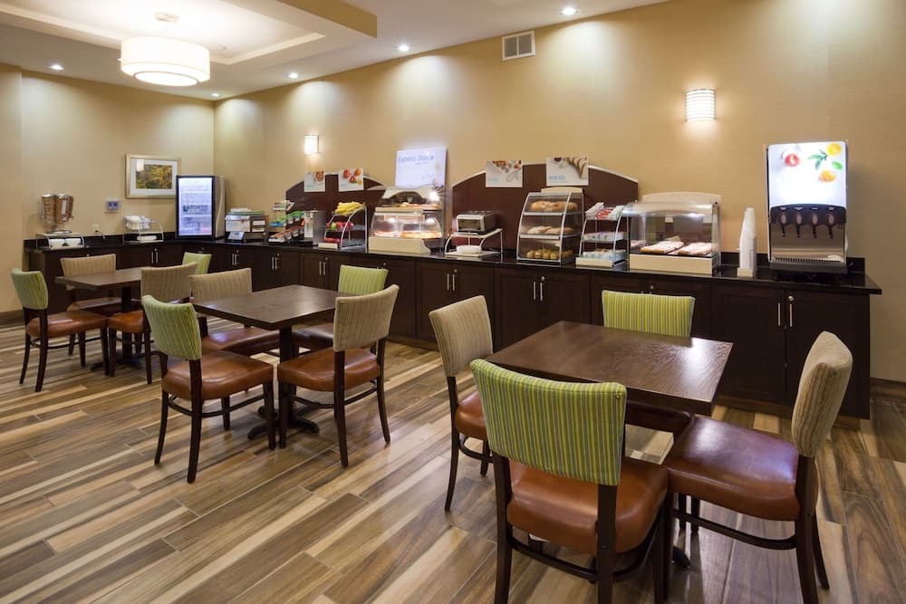 Holiday Inn Express & Suites Davenport by IHG gallery photo in Davenport, IA — image 34