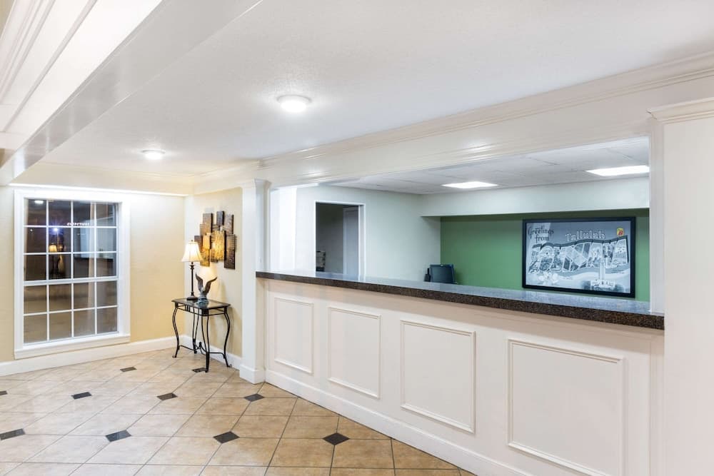 Super 8 by Wyndham Tallulah LA interior in Tallulah, LA — gallery photo 2