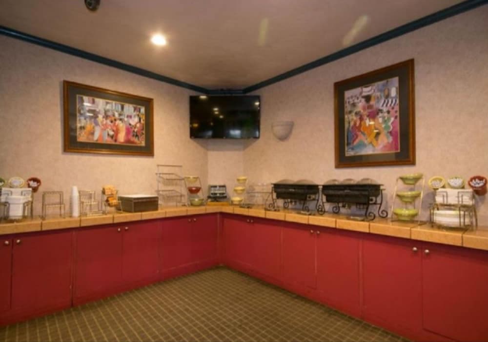 Oakland Airport Executive Hotel interior in Oakland, CA — gallery photo 2