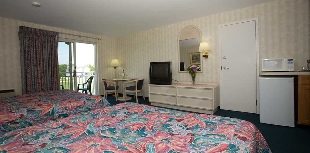 Winnapaug Inn interior in Westerly, RI — gallery photo 2