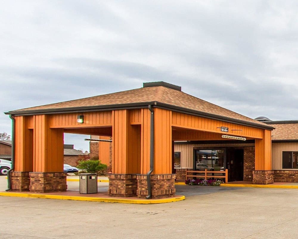 Quality Inn & Suites Marion featured exterior or lobby in Marion, IL — similar hotel