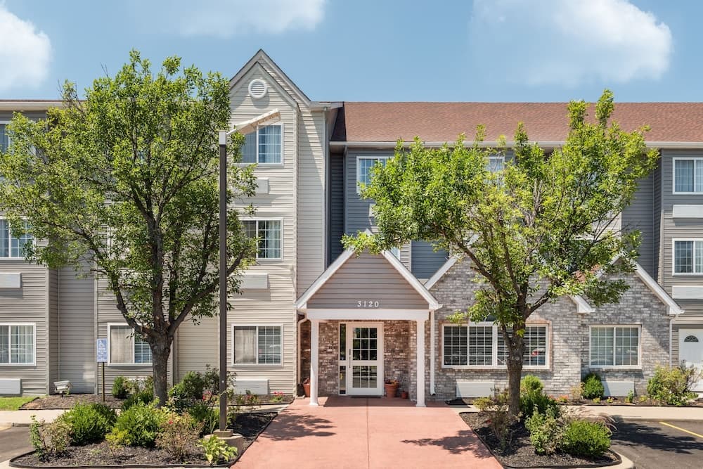 Sonesta Essential Hotels & Suites Kansas City/Blue Springs featured exterior or lobby in Blue Springs, MO — similar hotel