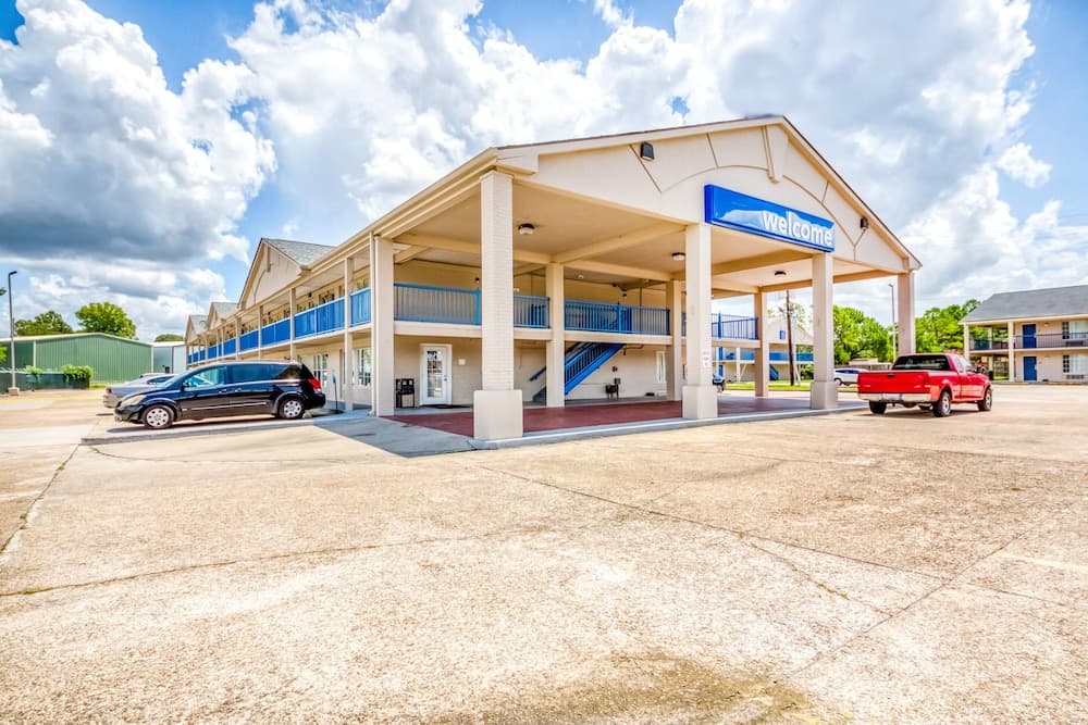 OYO Hotel Baton Rouge East I-12 Louisiana featured exterior or lobby in Baton Rouge, LA — similar hotel