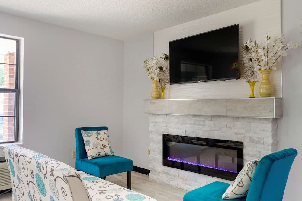 Quality Inn Lee - Lenox South property views in Lee — gallery photo 3