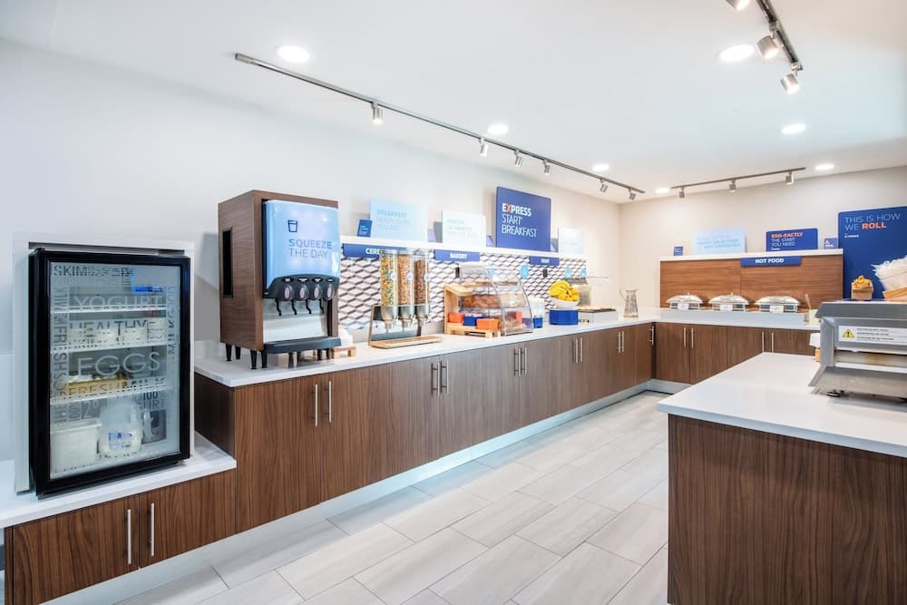 Holiday Inn Express Hotel & Suites Wilson - Hayes Place by IHG interior in Wilson, NC — gallery photo 2