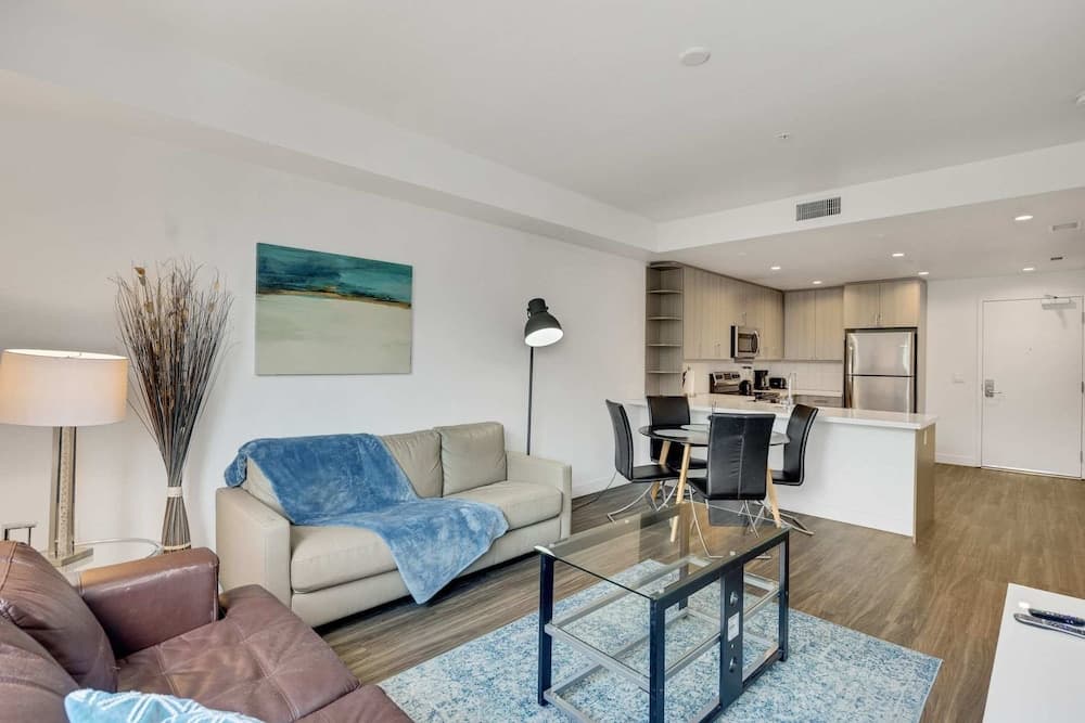 Stylish 1BR Family Apartment by Dtla property views in Los Angeles, CA — gallery photo 3