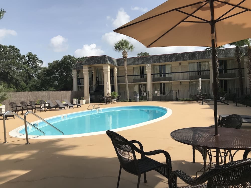 Carmel Inn & Suites gallery photo in Thibodaux, LA — image 30