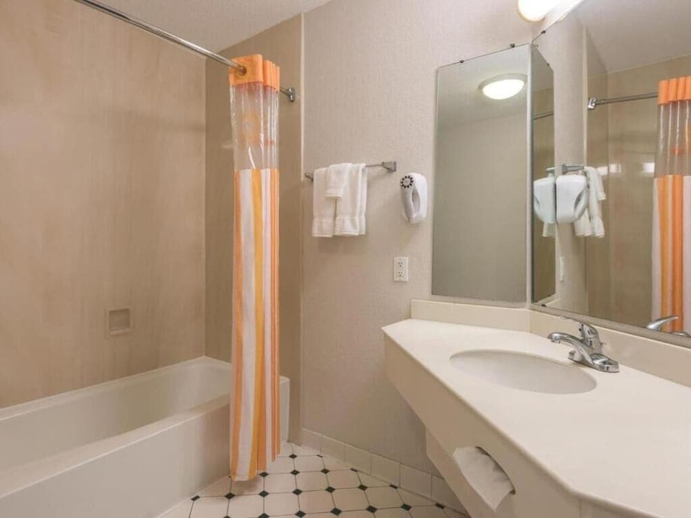 Causeway Inn - Metairie gallery photo in Metairie, LA — image 11