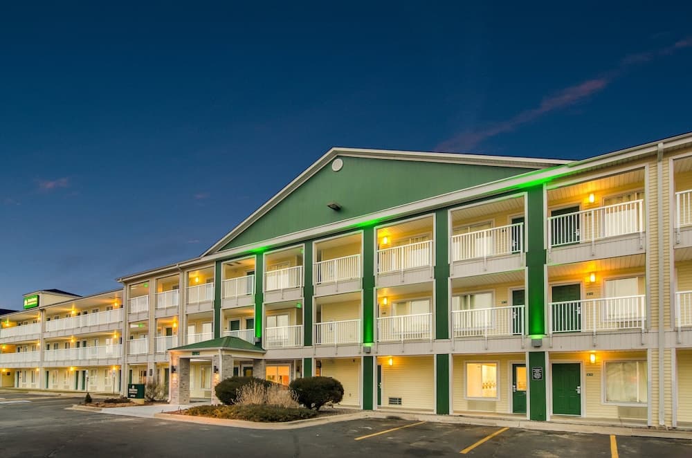 HomeTowne Studios by Red Roof Lake Charles - Sulphur featured exterior or lobby in Sulphur, LA — similar hotel