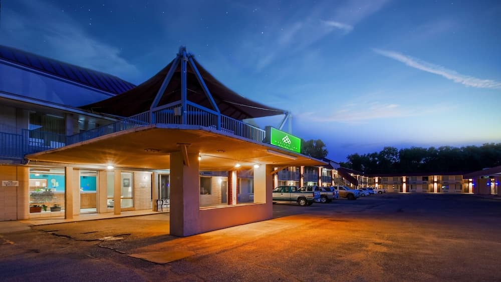 Marifah Inn featured exterior or lobby in Salina, KS — similar hotel