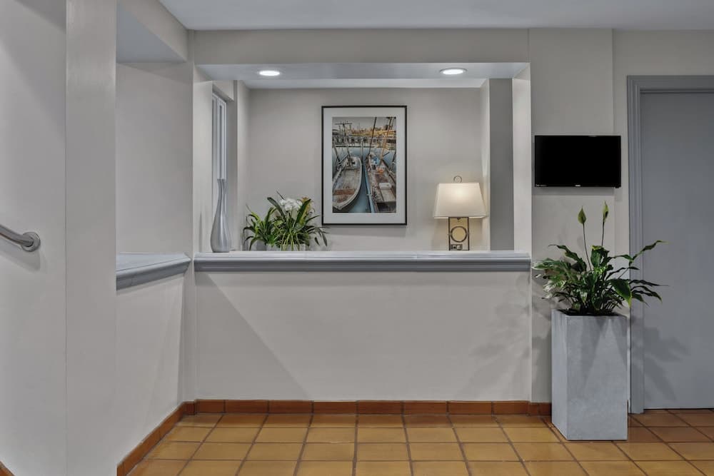 Suites At Fishermans Wharf interior in San Francisco, CA — gallery photo 2